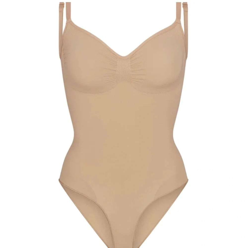 SKIMS / SEAMLESS SCULPT BRIEF BODYSUIT, cream clay color. - Picture 1 of 10